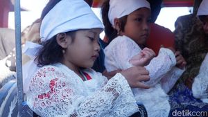 Potret Suasana Ruwat Anak Berambut Gembel Dieng