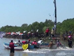Keseruan Lomba Perahu Fiber di Probolinggo Peringati HUT RI