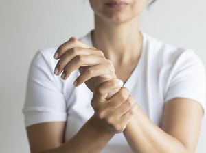 Kata Dokter Soal Dampak Kebiasaan Bunyikan Tangan Saat Pegal Kata Dokter Soal Dampak Kebiasaan Bunyikan Tangan Saat Pegal