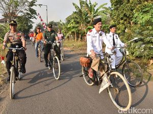 Ribuan Penggemar Sepeda Kuno Ikut Ngontel Bareng Peringati HUT ke-74 RI