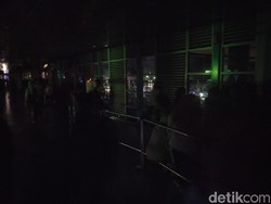 Gelap dan Gerah! Begini Kondisi di Halte Harmoni saat Listrik Padam