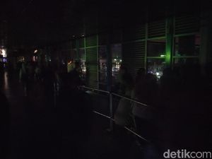 Gelap dan Gerah! Begini Kondisi di Halte Harmoni saat Listrik Padam Gelap dan Gerah! Begini Kondisi di Halte Harmoni saat Listrik Padam