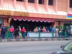 Sejumlah Orang Bertahan di Stasiun Cikini, Berharap KRL Kembali Beroperasi