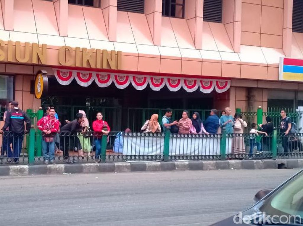 Sejumlah Orang Bertahan di Stasiun Cikini, Berharap KRL Kembali Beroperasi Sejumlah Orang Bertahan di Stasiun Cikini, Berharap KRL Kembali Beroperasi
