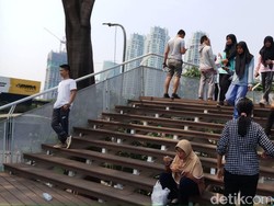 Warga Asyik Foto-foto dari Taman Dukuh Atas Saat CFD