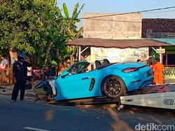 Super Car yang Ringsek Kecelakaan di Magetan Diderek