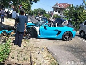 Waduh, Porsche Tabrakan di Magetan