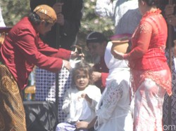 Anak Berambut Gembel Dieng Minta Kentut Ibu Dibungkus Plastik