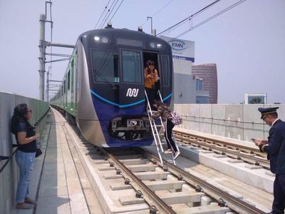 Detik-detik Evakuasi Penumpang MRT Imbas Listrik Padam Massal