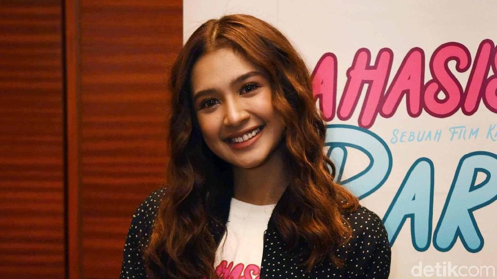 Mikha Tambayong Si Mahasiswi Cantik Mikha Tambayong Si Mahasiswi Cantik