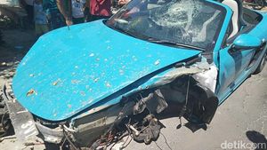 Penampakan Porsche Ringsek yang Viral di Magetan