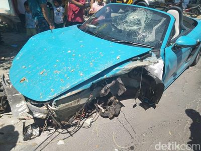 Penampakan Porsche Ringsek yang Viral di Magetan