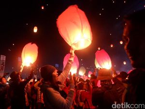 Foto: Warna-warni Lampion di Langit Dieng