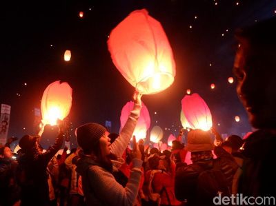 Foto: Warna-warni Lampion di Langit Dieng