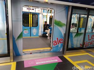 Naik MRT, Anies Pantau Operasional yang Normal Kembali