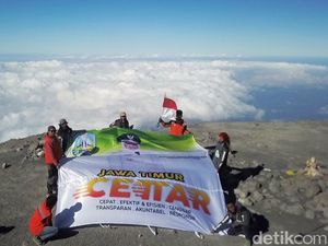 Gelorakan Nawa Bhakti Satya, Jatim Cettar Berkibar di Puncak Mahameru