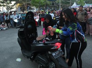 Buktikan Bagasi Luas, Skutik Ini Dijejali Aneka Barang Oleh Warga