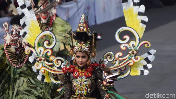 Gaya Seksi Cinta Laura Berbalut Kostum Dayak di Jember Fashion Carnaval