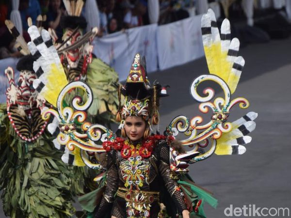 Gaya Seksi Cinta Laura Berbalut Kostum Dayak di Jember Fashion Carnaval