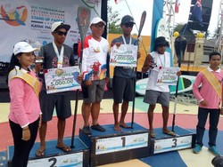 Cerita Dua Sahabat Juarai Stand Up Paddling di Tanjung Kelayang