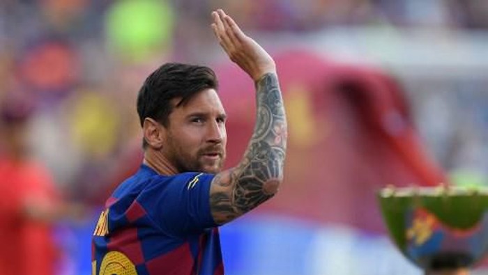 Barcelonas Argentinian forward Lionel Messi waves before the 54th Joan Gamper Trophy friendly football match between Barcelona and Arsenal at the Camp Nou stadium in Barcelona on August 4, 2019. (Photo by Josep LAGO / AFP)