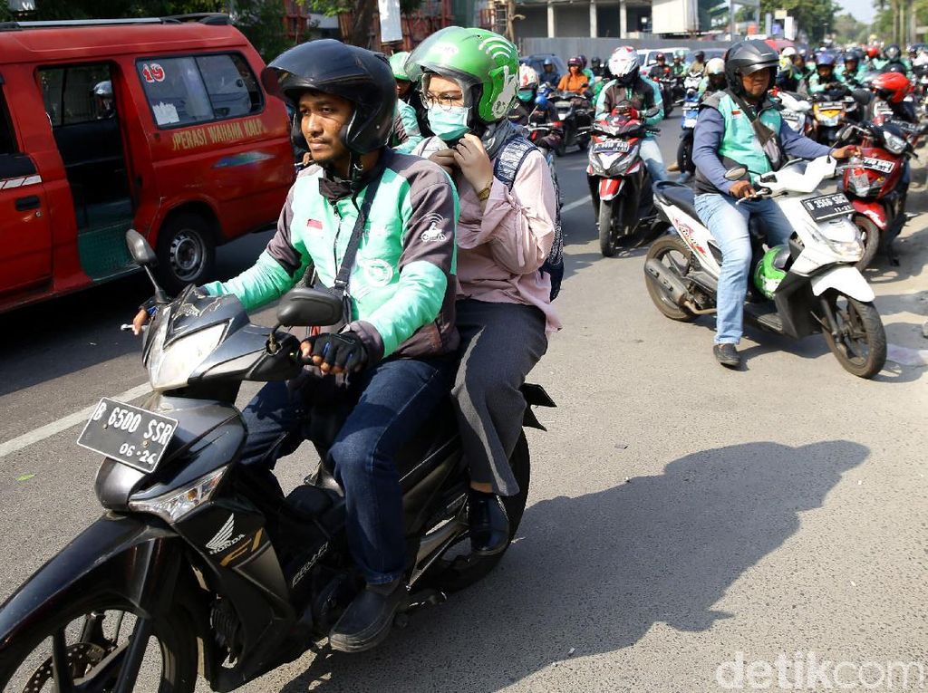 Protokol New Normal Driver Ojol: Penumpang Bawa Helm Sendiri Protokol New Normal Driver Ojol: Penumpang Bawa Helm Sendiri