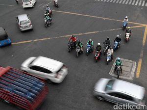 Berhenti di Lampu Merah Lewat Garis Bakal Ditilang, Ini Sanksinya