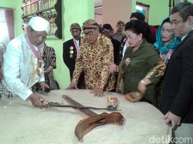 Mantan Bupati Wonogiri Pamerkan Ribuan Koleksi Senjata Tradisional Mantan Bupati Wonogiri Pamerkan Ribuan Koleksi Senjata Tradisional