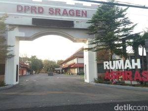 22 Anggota DPRD Sragen Ramai-ramai Gadaikan SK Usai Dilantik 22 Anggota DPRD Sragen Ramai-ramai Gadaikan SK Usai Dilantik