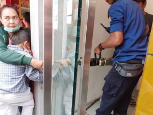 Saat Petugas Damkar Selamatkan Anak Terjepit Pintu ATM di Jaksel