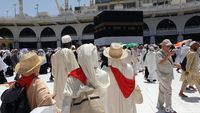 Jemaah Haji Melawan Panas Ekstrim