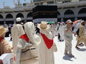 Jemaah Haji Melawan Panas Ekstrim