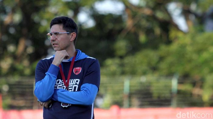 Pelatih PSM Makassar, Darije Kalezic, menepikan statistik buruk saat bertemu Persipura Jayapura. (Foto: Rifkianto Nugroho/detikcom) Pelatih PSM Makassar, Darije Kalezic, menepikan statistik buruk saat bertemu Persipura Jayapura. (Foto: Rifkianto Nugroho/detikcom)