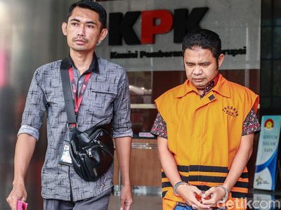 Anggota DPRD Jambi Menunduk Usai Diperiksa KPK