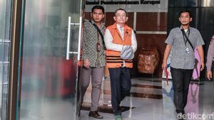 Ditahan KPK, Simon Susilo Tutupi Borgol dengan Topi