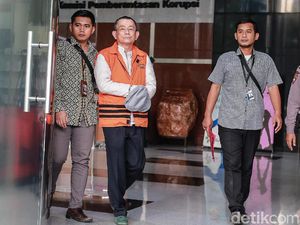 Ditahan KPK, Simon Susilo Tutupi Borgol dengan Topi Ditahan KPK, Simon Susilo Tutupi Borgol dengan Topi
