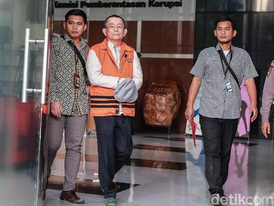 Ditahan KPK, Simon Susilo Tutupi Borgol dengan Topi