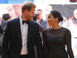 Penampilan Meghan Markle dengan Dress Hitam Rp 183 Juta Dikritik Penampilan Meghan Markle dengan Dress Hitam Rp 183 Juta Dikritik