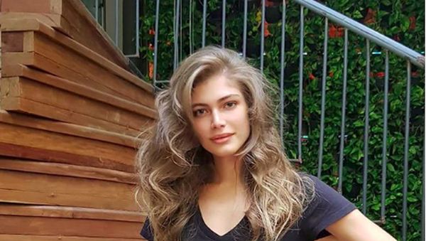 Foto: Liburannya Model Transgender Pertama Victorias Secret