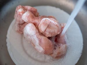 Cara Mencairkan Daging Beku dari Freezer, Jangan Asal Rendam Air Panas!