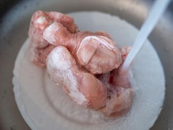 Cara Mencairkan Daging Beku dari Freezer, Jangan Asal Rendam Air Panas!