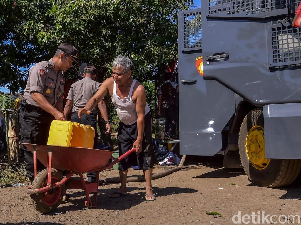 Kekeringan di Banyuwangi, Polisi Salurkan Air Bersih Pakai Watercanon Kekeringan di Banyuwangi, Polisi Salurkan Air Bersih Pakai Watercanon