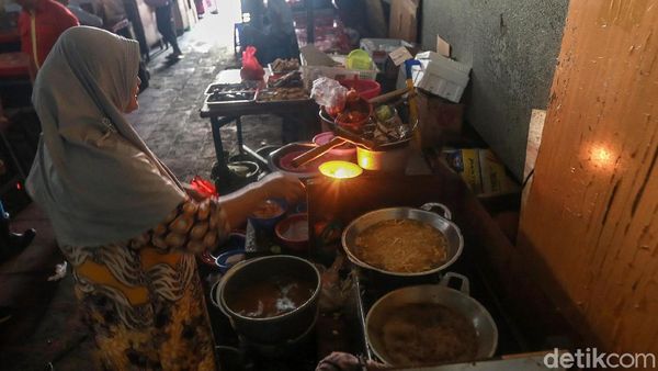 Siasati Pemadaman Listrik Bergilir, Pedagang di Jakarta Gunakan Lilin