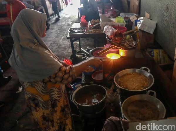 Siasati Pemadaman Listrik Bergilir, Pedagang di Jakarta Gunakan Lilin