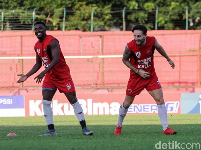 PSM Makassar menggelar latihan di Stadion Andi Mattalatta, jelang laga final leg ke-2 Piala Indonesia. Di pertandingan itu PSM akan bertemu Persija Jakarta.