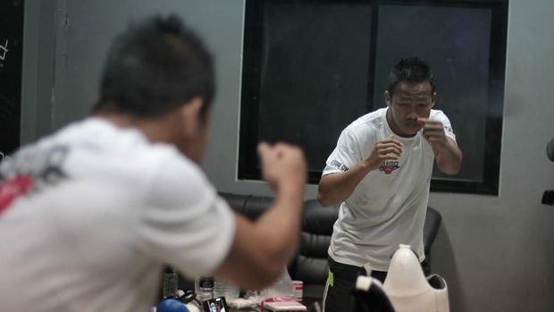 Daud Yordan vs Aekkawee Kaewmanee Daud Yordan kanvaskan lawannya, Aekkawee Kaewmanee dari Thailand usai TKO di ronde ke-6, Minggu (4/8) malam. Dok Mahkota Promotion