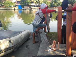 Bersihkan Sungai di Surabaya Temukan 3 Dildo, Petugas Hanya Bisa Melongo