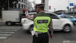Sibuknya Petugas Mengatur Lalin Saat Traffic Light Padam