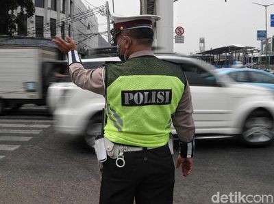 Sibuknya Petugas Mengatur Lalin Saat Traffic Light Padam