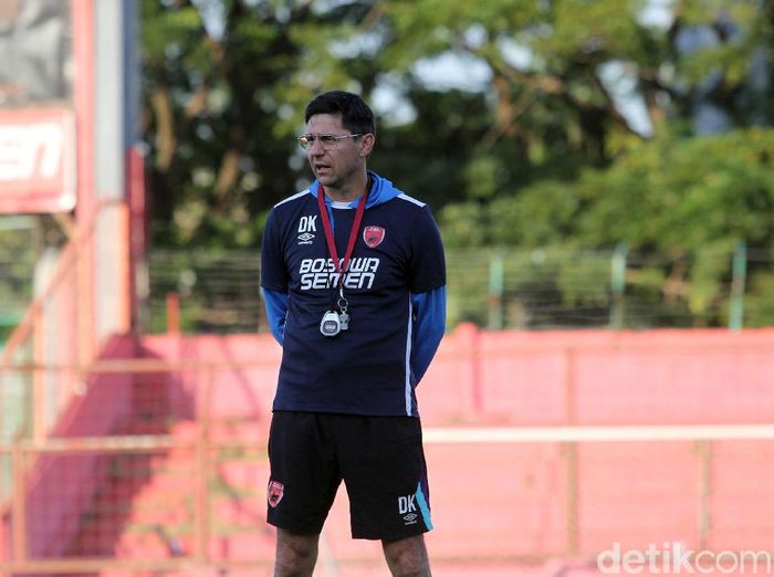Pelatih PSM Makassar, Darije Kalezic, bahagia dengan bintang-bintang di lini depannya. (Foto: Rifkianto Nugroho/detikcom) Pelatih PSM Makassar, Darije Kalezic, bahagia dengan bintang-bintang di lini depannya. (Foto: Rifkianto Nugroho/detikcom)